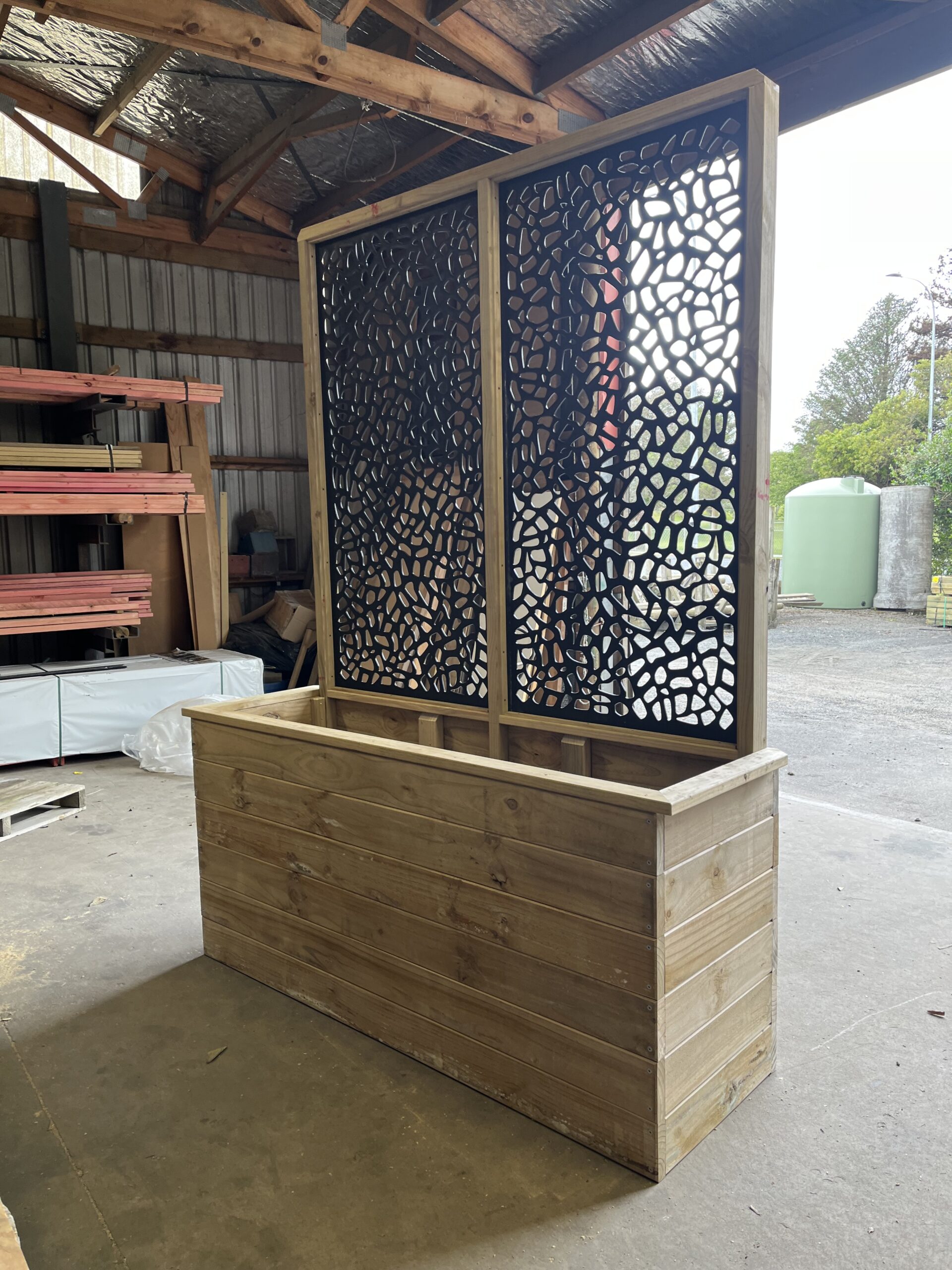 Planter box with customer supplied screen